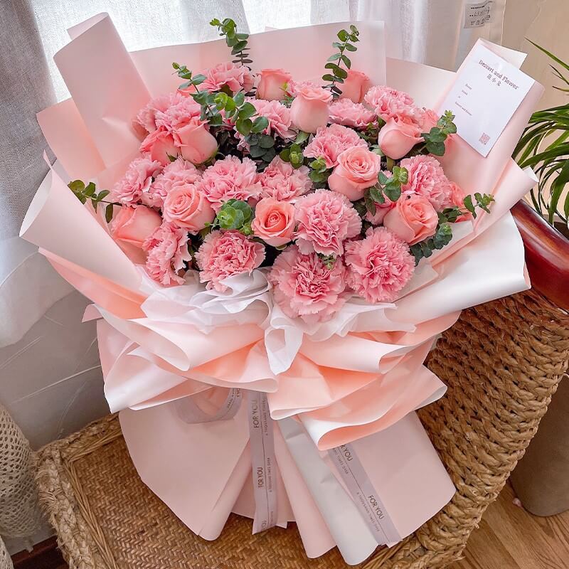 19朵粉色康乃馨，11朵粉色玫瑰花束